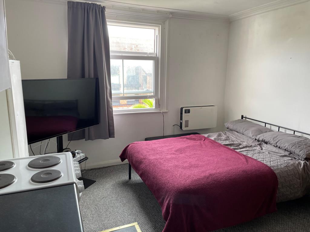 Lot: 156 - SUBSTANTIAL HMO PRODUCING APPROXIMATELY £127,000 PER ANNUM -